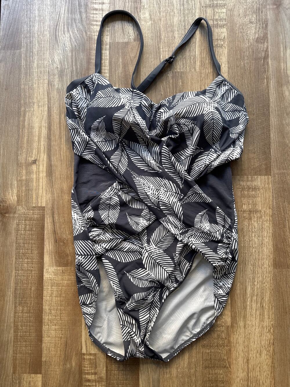 Dreamsuit by Miracle Brands One-Piece In Tropical Leaf Print size 14